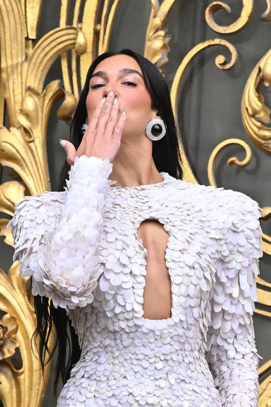 Nude Öpücük: Dua Lipa’dan Dudak Makyajının İpuçları Nude Öpücük: Dua Lipa’dan Dudak Makyajının İpuçları