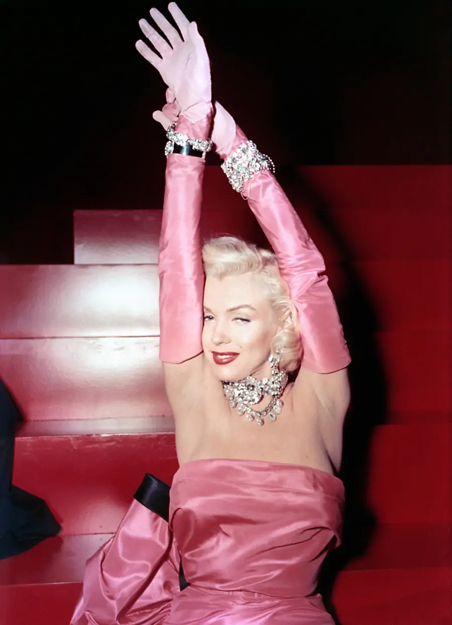 Marilyn Monroe’nun Ünlü Elbisesi Yakın Çekime Hazır Marilyn Monroe’nun Ünlü Elbisesi Yakın Çekime Hazır