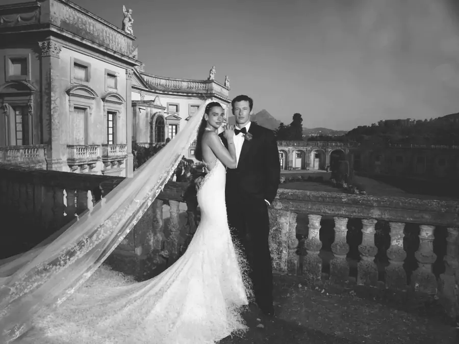 Dua Lipa Sicilya’daki Düğününde Chanel Haute Couture Tercih Etti Dua Lipa Sicilya’daki Düğününde Chanel Haute Couture Tercih Etti