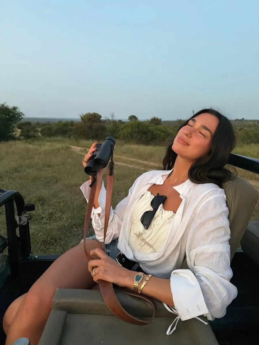 Dua Lipa’nın Tatil Stilini Gardırobunuza Uyarlamanın Yolları Dua Lipa’nın Tatil Stilini Gardırobunuza Uyarlamanın Yolları