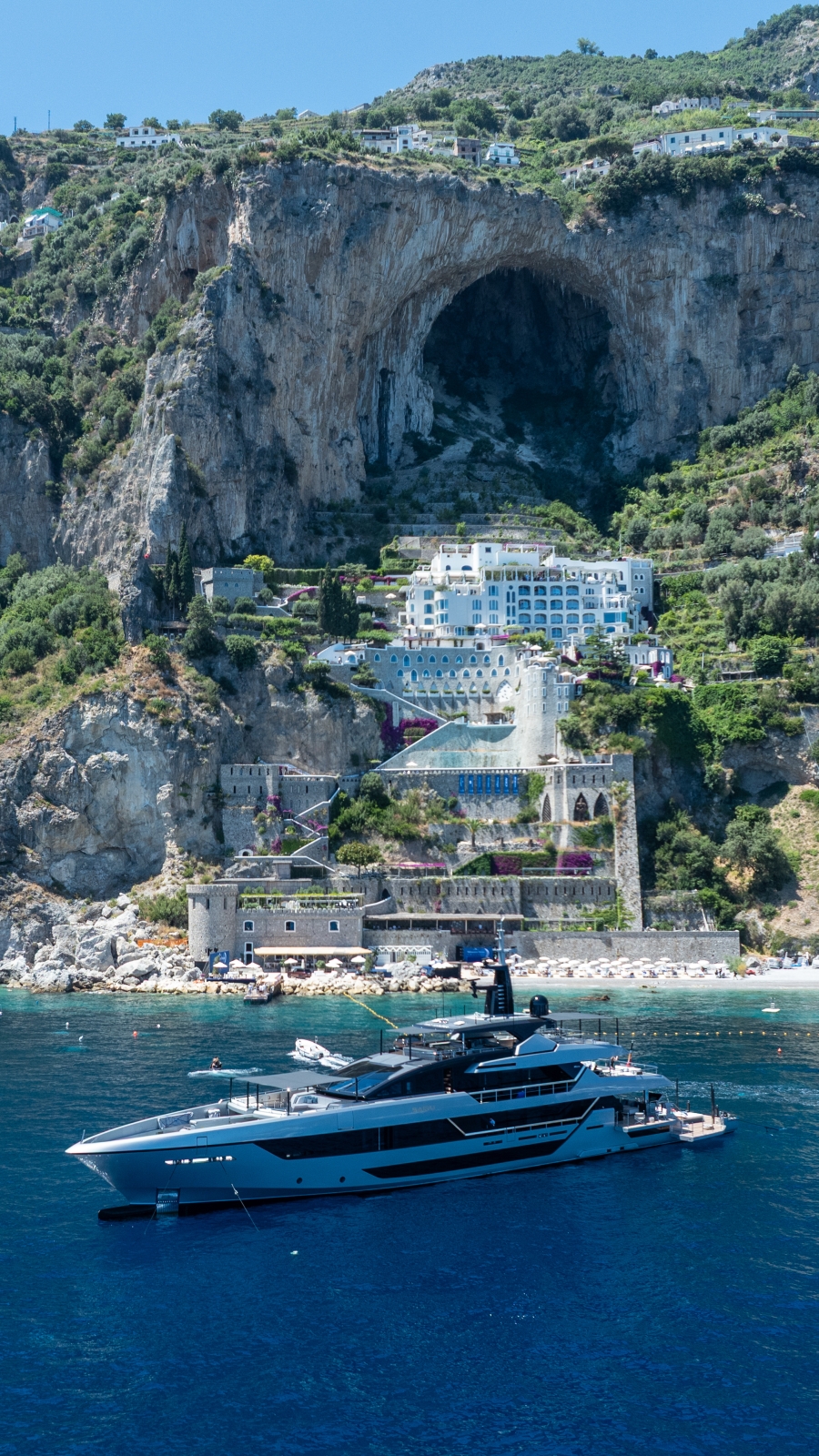Amalfi’de Bir Yaz Hikayesi: Riva’nın En Büyük Yolculuğu Amalfi’de Bir Yaz Hikayesi: Riva’nın En Büyük Yolculuğu