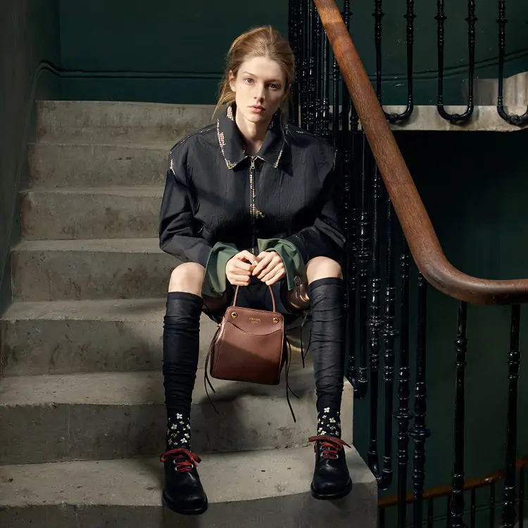 Prada’nın “Simple Stories” Kampanyasından Dior’un 2027 Pre-Fall Defilesinin Detaylarına Haftanın Moda Haberleri Prada’nın “Simple Stories” Kampanyasından Dior’un 2027 Pre-Fall Defilesinin Detaylarına Haftanın Moda Haberleri