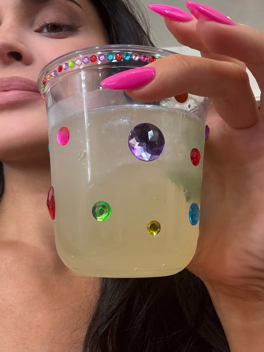 Kylie Jenner’ın Doğum Günü Pastası “Bedazzling” Trendini Geri Getirdi Kylie Jenner’ın Doğum Günü Pastası “Bedazzling” Trendini Geri Getirdi