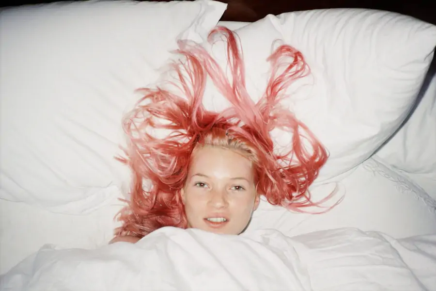 “The 90s: Art and Fashion” Sergisi Tate Britain’da