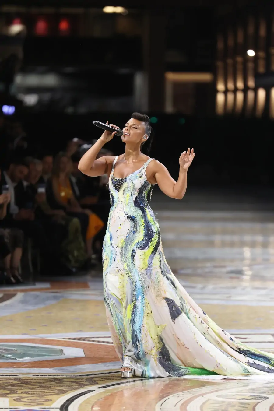 Alicia Keys Vogue World 2026’yı Francesco Risso İmzalı El Boyaması Elbiseyle Kapattı
