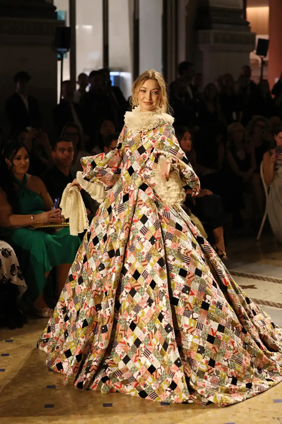 Gigi Hadid Vogue World 2026’da Valentino Haute Couture ile Rönesans Prensesine Dönüştü Gigi Hadid Vogue World 2026’da Valentino Haute Couture ile Rönesans Prensesine Dönüştü