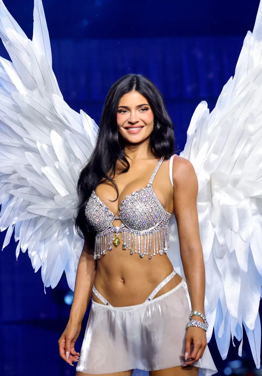 Kylie Jenner, Victoria’s Secret Podyumundaki ilk görünümünde, 50 Milyon Dolarlık ‘Fantasy Bra’ ile Yürüdü Kylie Jenner, Victoria’s Secret Podyumundaki ilk görünümünde, 50 Milyon Dolarlık ‘Fantasy Bra’ ile Yürüdü