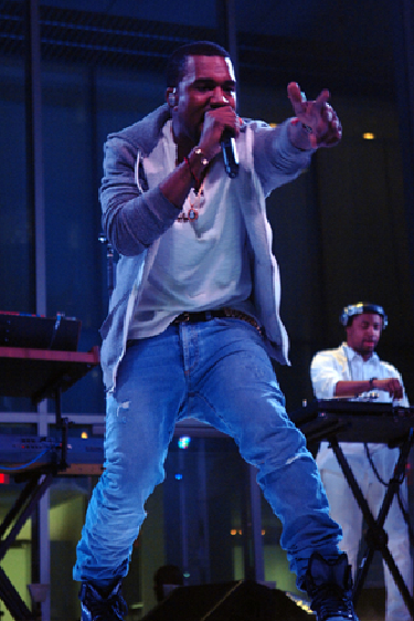 Kanye sahnedeydi