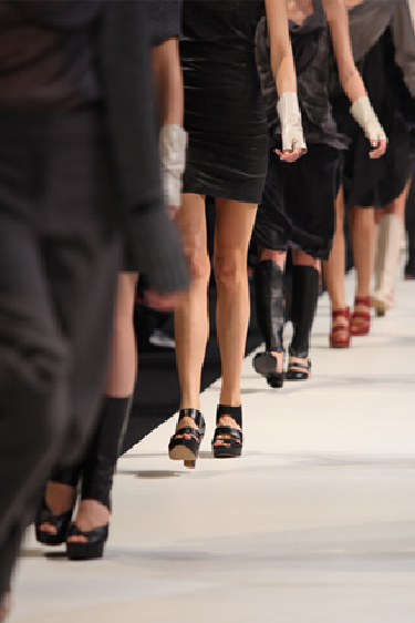 Podyumda kimler var?