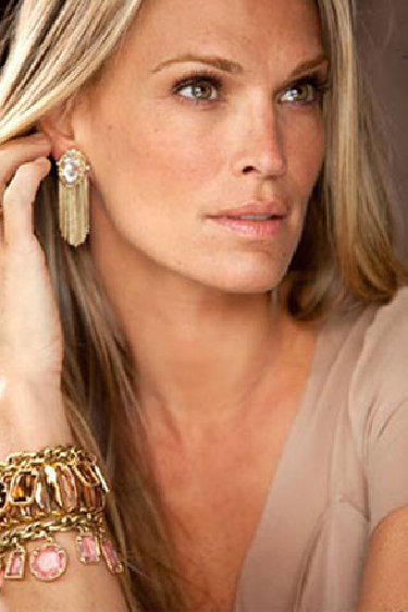 Molly Sims yazı getirdi