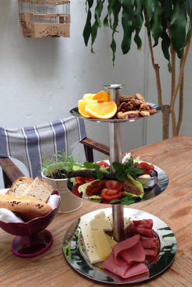 Kahvaltıya bekliyorum