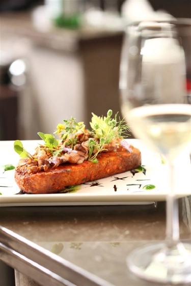 Izgara kalamar ile köy ekmeği bruschetta 