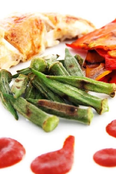 Fırınlanmış Kandıra Tavuğu , Çıtır Bamya, Izgara Sebzeler ve Ev Yapımı Ketçap