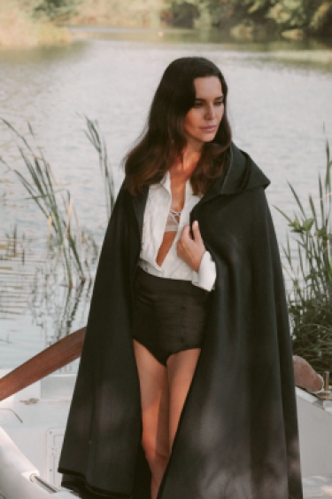 Hande Ataizi ve Leon