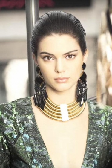 Balmain x H&M Müzik Videosu Kendall Jenner, Balmain x H&M koleksiyonunun yüzü.