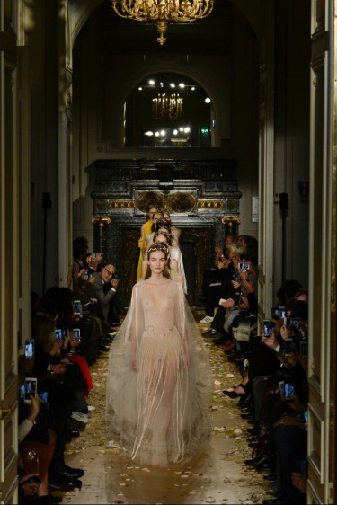 Valentino Kadifenin Sihrini Geri Getiriyor