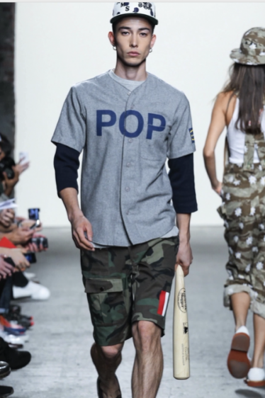 Man Repeller: Logokolik Kıyafetler