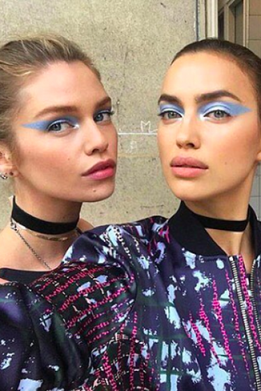Dağınık ve Şehvetli Versace Kadını Versace