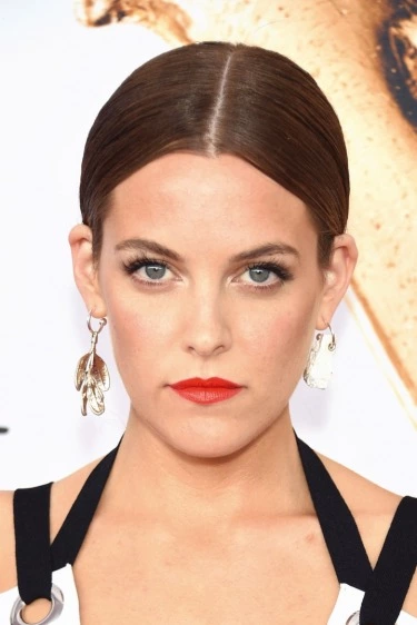 O Güzel: Bakım Merakı ile Riley Keough