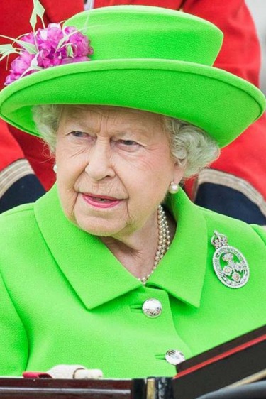 Kraliçe Elizabeth'in İhtişamlı Gardırobuna Yakın Markaj