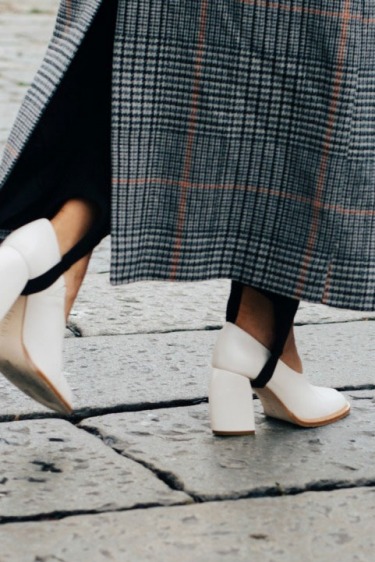 Trend Alarmı: Beyaz Ayakkabılar & Ekoseli Parçalar