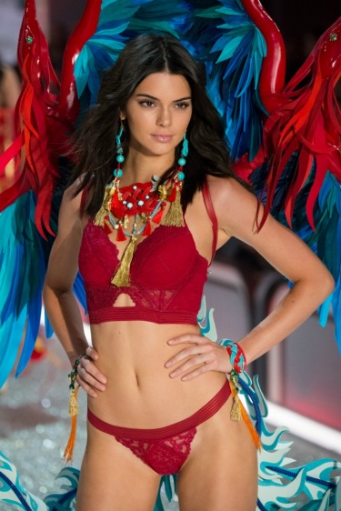 Sara Sampaio'dan Pyper America'ya Haftanın Güzellik Instagramları