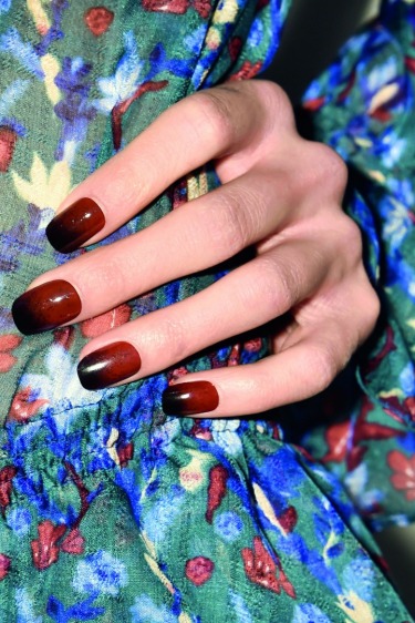 Tırnakta 2 Trend: Degrade ve Nostaljik Metalik Tırnaklar