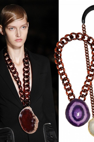 Büyük ve Karakterli: Givenchy'nin Madalyon Kolyeleri