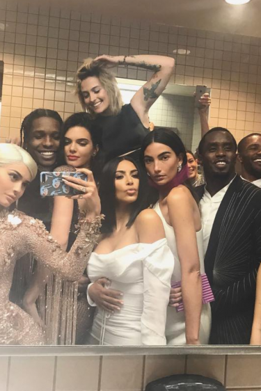 Selfie Pozu Dediğin Kim Kardashian'dan Sorulur