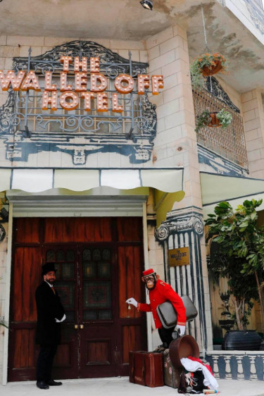 Banksy'den Eleştiri Niteliğinde Bir Otel: Walled Off Hotel Banksy'den Eleştiri Niteliğinde Bir Otel: Walled Off Hotel