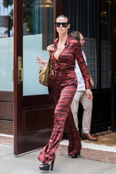 Heidi Klum ve Zebra Desenli Tulumu