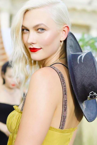 Beyaz Platin Saçlarıyla Yepyeni Bir Karlie Kloss Karlie Kloss