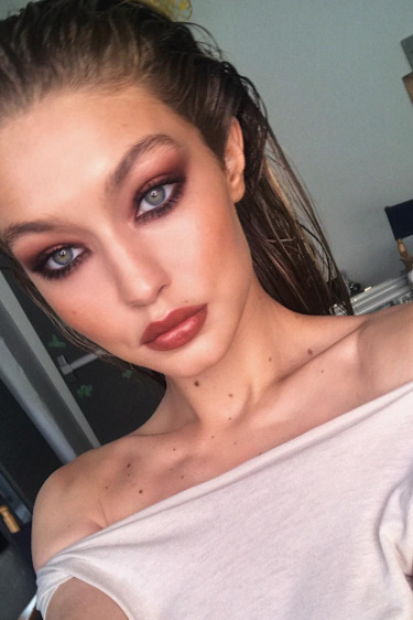 Gigi Hadid’in Çarpıcı Bakışlarının Sırrı Gigi Hadid