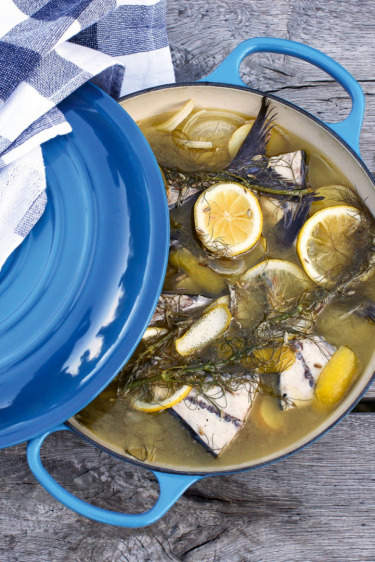 Tencerede Pişsin, Bize de Düşsün