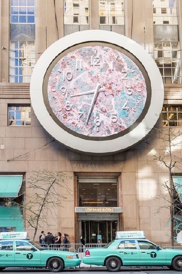 New York, Tiffany & Co Mavisine Bürünüyor