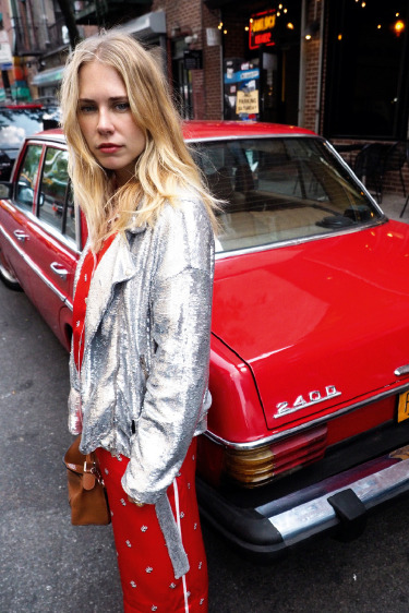 O Kız: Courtney Trop Courtney Trop