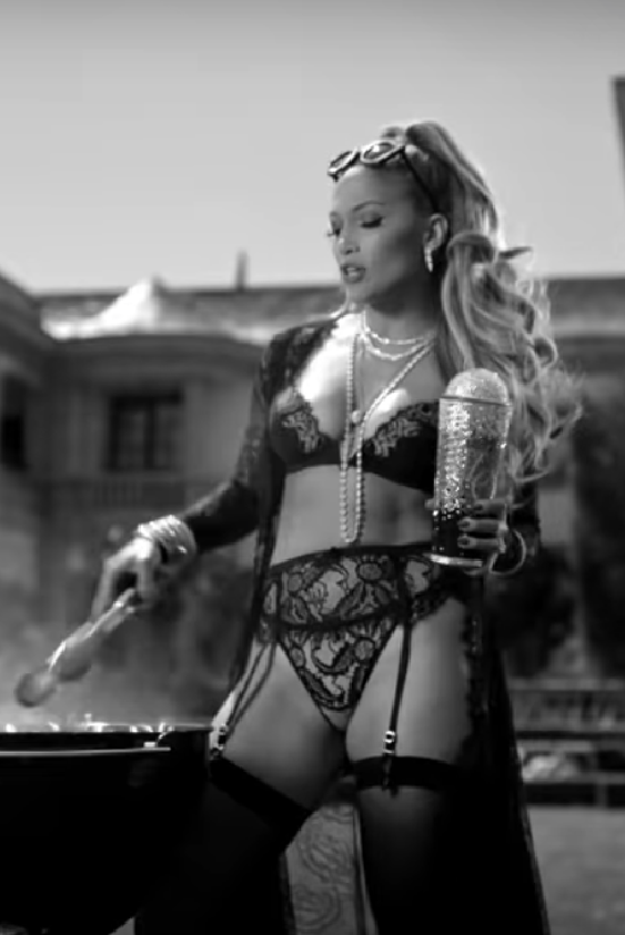 Jennifer Lopez'in Dinero'sunu İzlemeden Geçmeyin!