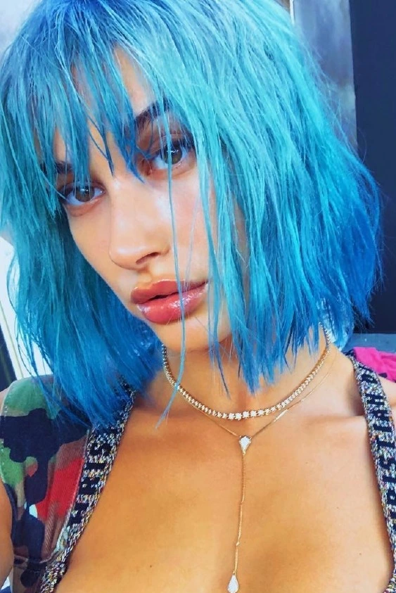Hailey Baldwin'in Parlak Turkuaz Saçları hailey baldwin