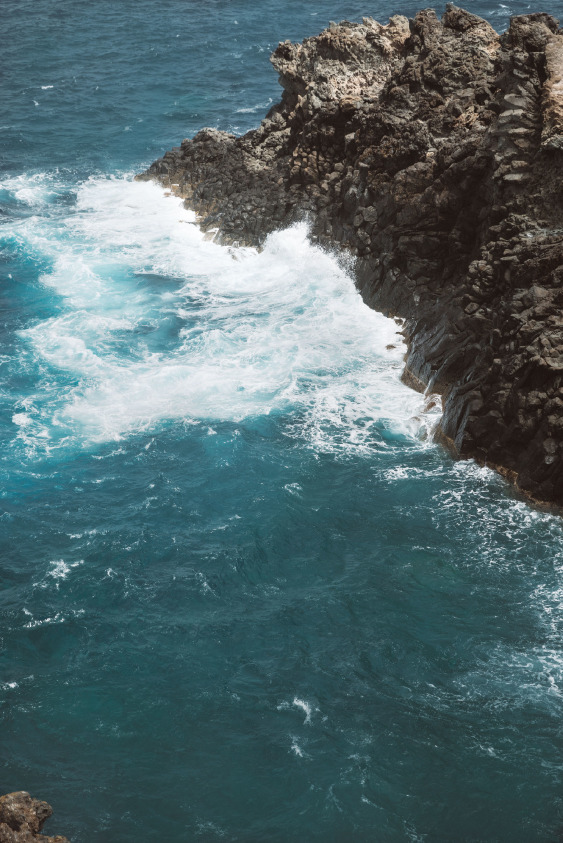 Sirokko rüzgarlarının etkisindeki Pantelleria, A Bigger Splash  lminin çekildiği yer. Bir başka dünyaya aitmiş gibi duran coğrafyasıyla Afrika ile Avrupa arasında konumlanmış ada, doğal güçlerin enerjisiyle yüklü.