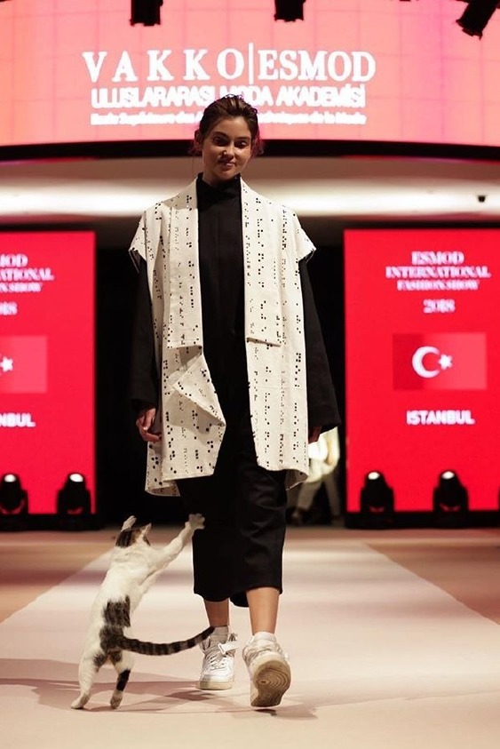 Vakko Esmod Defilesindeki Davetsiz Misafir
