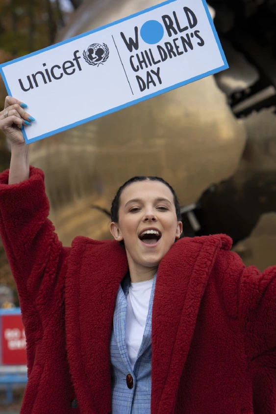 Dünya Çocuk Günü'nde Millie Bobby Brown ile Maviye Bürün!