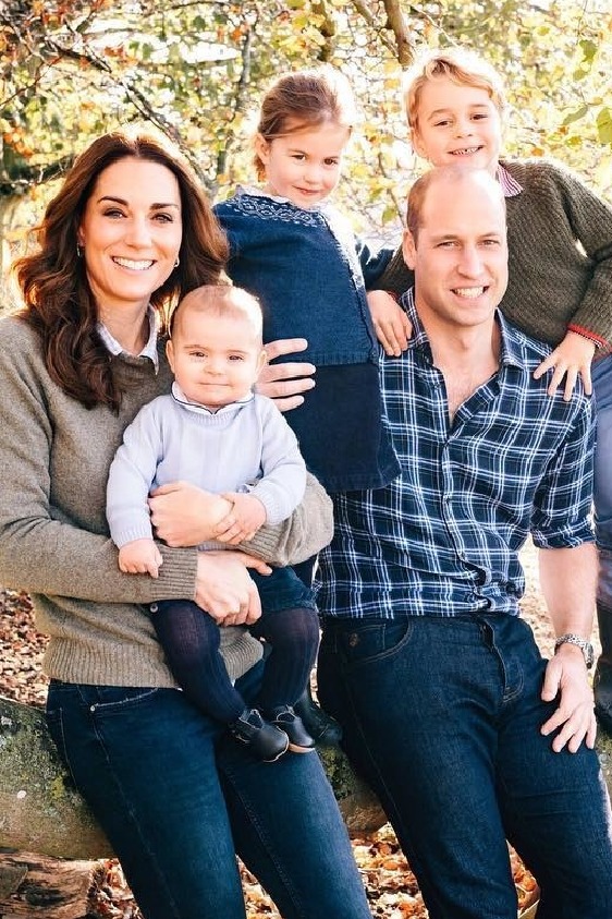 İngiliz Kraliyet Ailesinin Yılbaşı Kartpostalları Yayınlandı!