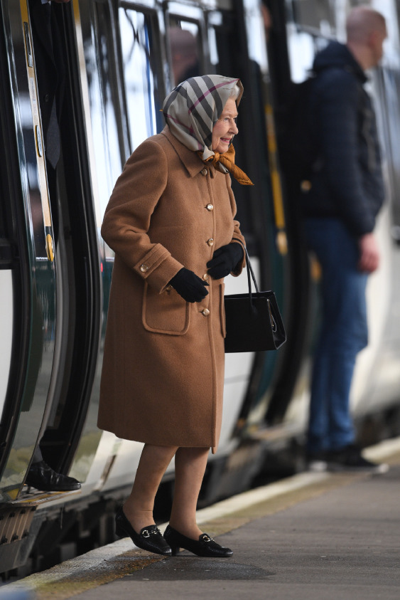 Kraliçe 2. Elizabeth Trende Görüntülendi! Kraliçe 2. Elizabeth