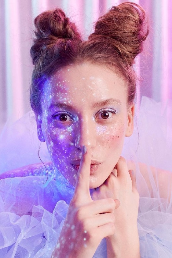 Serenay Sarıkaya Harikalar Diyarında