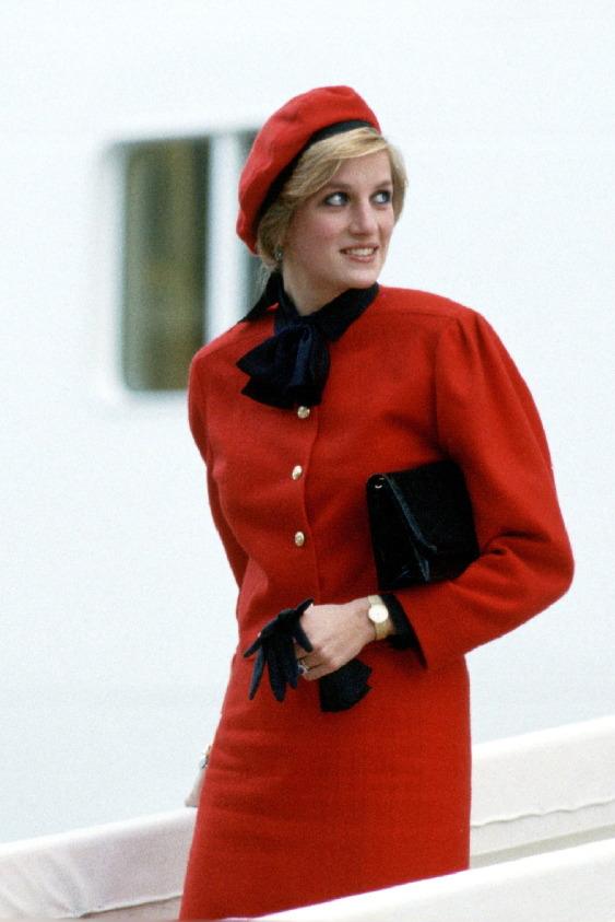 Lady Diana'nın Klasikleşen 3 Kıyafeti 300 Bin Dolara Satıldı!