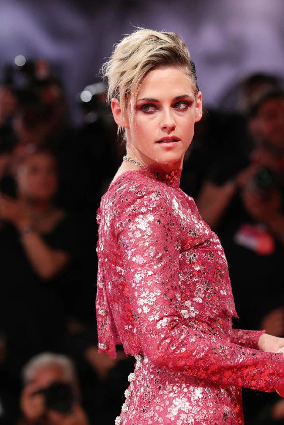 Kristen Stewart: Kariyerim için Kendimi Gizlememi Söylediler!