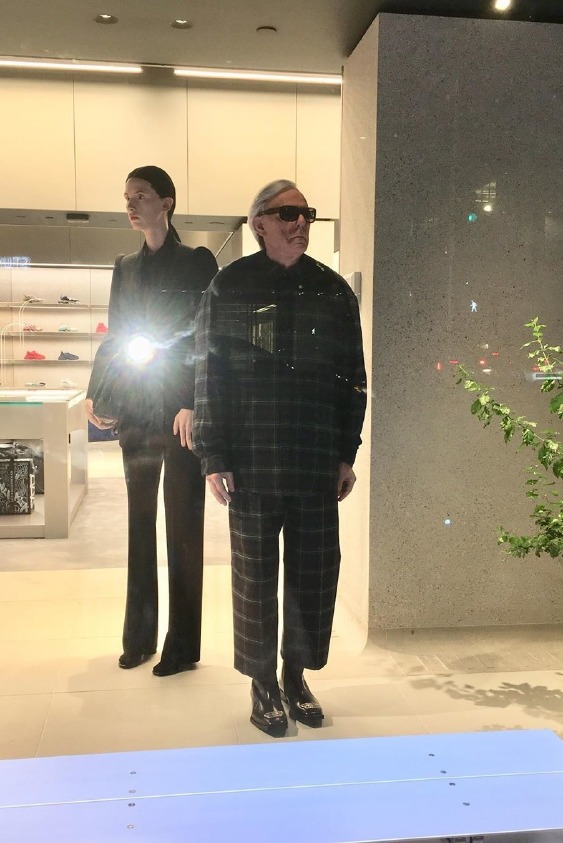 Balenciaga'nın Hiperrealistik Madison Avenue Vitrini