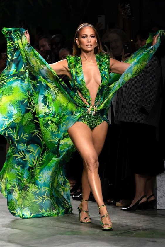 Versace Podyumundan Jennifer Lopez Geçti!