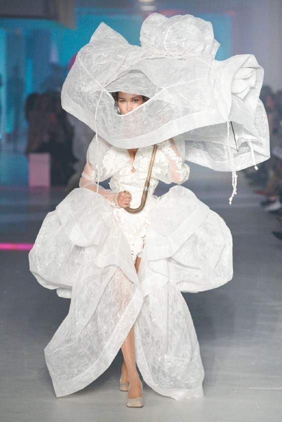 Vivienne Westwood Podyumundaki Punk Gelin: Bella Hadid