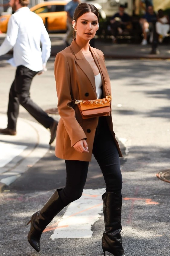 Emily Ratajkowski'nin Biyonik Stil Denklemi